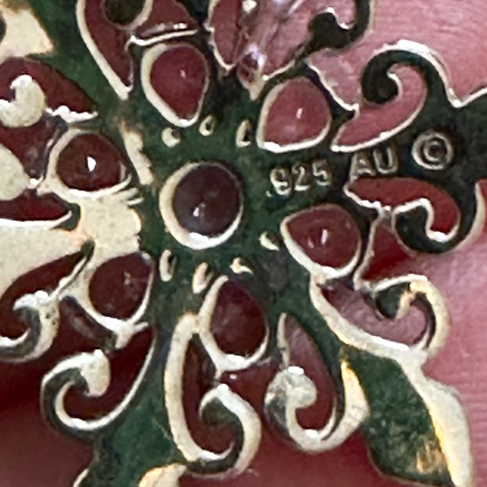 Elegant Sterling Silver Snowflake Pendant - Picture 4 of 4